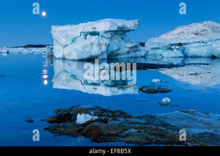 Kanada, Nunavut, Territorium, Mondaufgang und Bereich der schmelzenden Eisbergen entlang Frozen-Straße im nördlichen Hudson Bay in der Nähe von Polarkreis Stockfoto