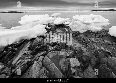Kanada, Nunavut, Gebiet, Bereich der schmelzende Eisberge stranden an den niedrigen Gezeiten entlang Frozen-Straße im nördlichen Hudson Bay in der Nähe von Arcti Stockfoto