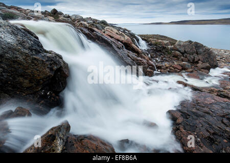 Kanada, Nunavut, Territorium, unscharfen Bild des Reißender Fluss in der Nähe von Cape Cleveland entlang der Hudson Bay in der Nähe von Polarkreis Stockfoto