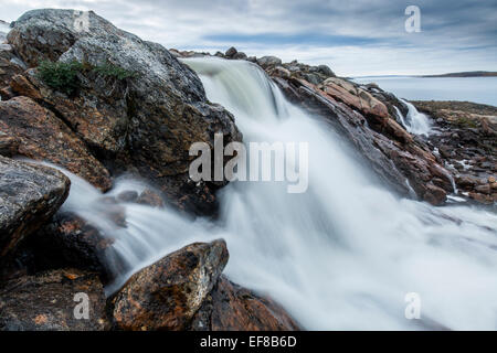Kanada, Nunavut, Territorium, unscharfen Bild des Reißender Fluss in der Nähe von Cape Cleveland entlang der Hudson Bay in der Nähe von Polarkreis Stockfoto