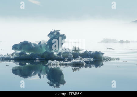 Kanada, Nunavut, Territorium, Nebel decken schmelzenden Meereises im Hurd Kanal in der Nähe von Vansittart Insel Cape Shackleton nur südlich von Stockfoto