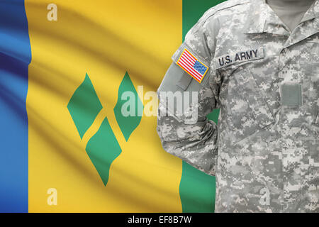 US-Soldat mit Flagge auf Hintergrund - St. Vincent und die Grenadinen Stockfoto