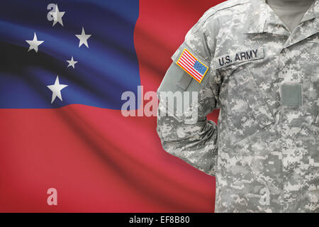 US-Soldat mit Flagge auf Hintergrund - Samoa Stockfoto