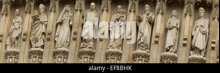 Statuen der zehn Märtyrer des 20. Jahrhunderts über der westlichen Tür der Westminster Abbey, London, England Stockfoto