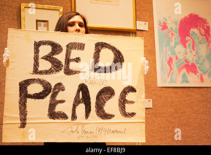 "Bed Peace" Plakat von John Lennon aus seinem Bett-In für den Frieden in Montreal 1969 wird geschätzt, um £80.000-100.000 zu holen. Popkultur: Rock und Pop-Memorabilia verkaufen bei Christie's in South Kensington am 15. November 2011 bestehend aus mehr als 200 hoch Sammlerstücke wie Bekleidung, Poster, unterzeichnete Gegenstände, Auszeichnungen oder Ephemera. Stockfoto