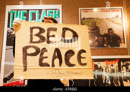 "Bed Peace" Plakat von John Lennon aus seinem Bett-In für den Frieden in Montreal 1969 wird geschätzt, um £80.000-100.000 zu holen. Popkultur: Rock und Pop-Memorabilia verkaufen bei Christie's in South Kensington am 15. November 2011 bestehend aus mehr als 200 hoch Sammlerstücke wie Bekleidung, Poster, unterzeichnete Gegenstände, Auszeichnungen oder Ephemera. Stockfoto