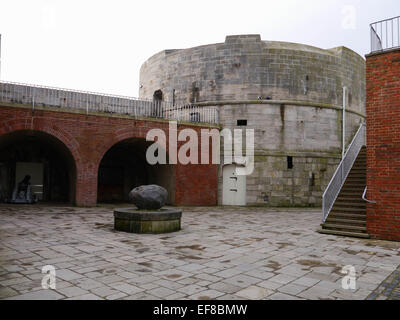 Der Innenhof des runden Turmes, Sallyport, Old Portsmouth, England Stockfoto