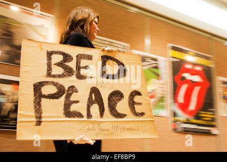 "Bed Peace" Plakat von John Lennon aus seinem Bett-In für den Frieden in Montreal 1969 wird geschätzt, um £80.000-100.000 zu holen. Popkultur: Rock und Pop-Memorabilia verkaufen bei Christie's in South Kensington am 15. November 2011 bestehend aus mehr als 200 hoch Sammlerstücke wie Bekleidung, Poster, unterzeichnete Gegenstände, Auszeichnungen oder Ephemera. Stockfoto