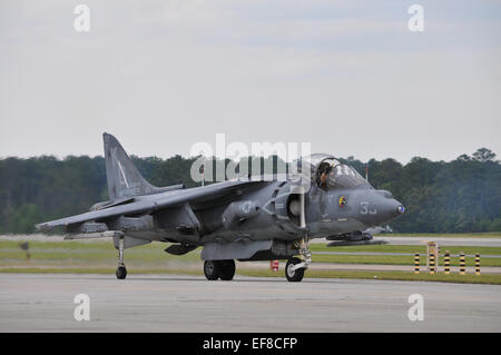 Der AV-8 b Harrier Jump Jet fliegen auf der MCAS Cherry Point Air Show. Stockfoto