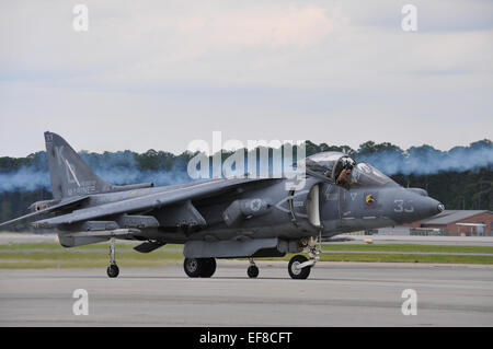 Der AV-8 b Harrier Jump Jet fliegen auf der MCAS Cherry Point Air Show. Stockfoto