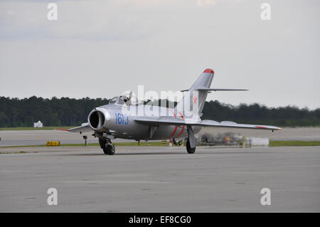 Die MIG-17F fliegen auf der MCAS Cherry Point Air Show. Stockfoto