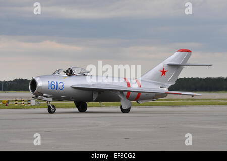 Die MIG-17F fliegen auf der MCAS Cherry Point Air Show. Stockfoto