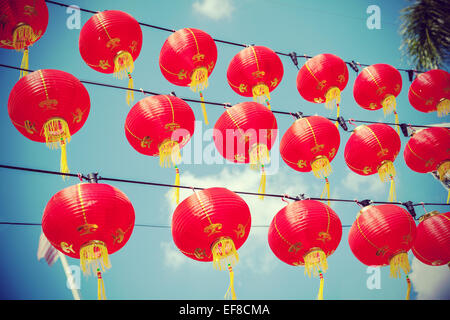 Retro-gefilterte chinesische rote Papierlaternen gegen blauen Himmel. Stockfoto