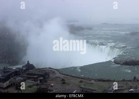 Draufsicht auf die ikonische und herrlichen Niagarafälle in einem romantischen Wintermorgen in Kanada Stockfoto