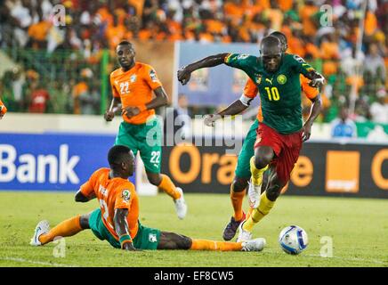 Malabo, Äquatoriale Guine. 28. Januar 2015. Aboubakar Vincent Aboubakar (R) Kamerun tritt während dem Gruppenspiel des Africa Cup of Nations gegen Côte d ' Ivoire auf dem Stadium von Malabo, Äquatoriale Guine, 28. Januar 2015. Kamerun verliert 0: 1. Bildnachweis: Li Jing/Xinhua/Alamy Live-Nachrichten Stockfoto