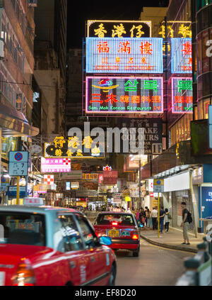 Ansicht der Cameron Road in der Nähe von Nathan Road Kowloon Hong Kong China in der Nacht. Leuchtreklamen sind allgegenwärtig. Stockfoto