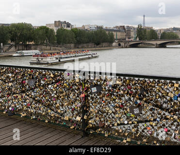 Liebesschlösser überladen Pont des Arts, Paris, Frankreich. Stockfoto