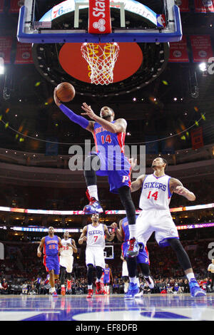 Philadelphia, Pennsylvania, USA. 28. Januar 2015. Philadelphia, Pennsylvania, USA. 28. Januar 2015. Detroit Pistons Wache DJ Augustin (14) geht für den Schuss über Philadelphia 76ers bewachen K.J McDaniels (14) während der NBA-Spiel zwischen den Detroit Pistons und die Philadelphia 76ers im Wells Fargo Center in Philadelphia, Pennsylvania. © Csm/Alamy Live News Bildnachweis: Cal Sport Media/Alamy Live News Stockfoto