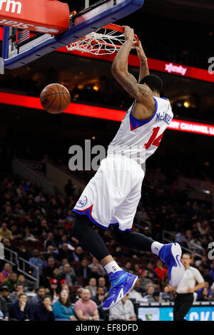 Philadelphia, Pennsylvania, USA. 28. Januar 2015. Philadelphia, Pennsylvania, USA. 28. Januar 2015. Philadelphia 76ers Wache K.J McDaniels (14) tunkt den Ball während des NBA-Spiels zwischen den Detroit Pistons und die Philadelphia 76ers im Wells Fargo Center in Philadelphia, Pennsylvania. © Csm/Alamy Live News Bildnachweis: Cal Sport Media/Alamy Live News Stockfoto