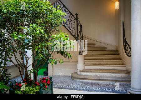 Geschwungene Treppe in Saint Germain des Prés, Paris, Frankreich Stockfoto