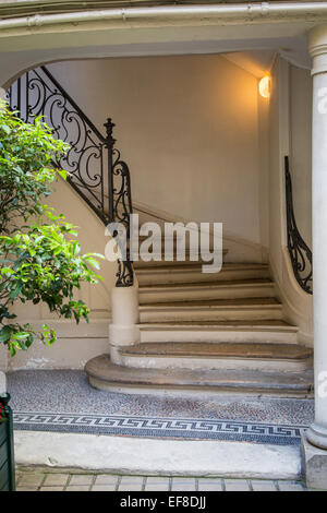 Geschwungene Treppe in Saint Germain des Prés, Paris, Frankreich Stockfoto