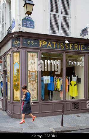 Frau zu Fuß vorbei an traditionellen Tante-Emma-Laden in le Marais, Paris, Frankreich Stockfoto