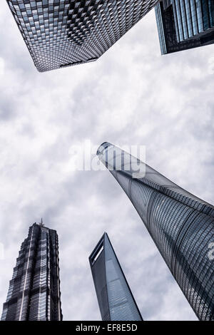 Lizenz verfügbar unter MaximImages.com - Wolkenkratzer moderner Architektur des Finanzviertels Abstract View, Lujiazui, Pudong, Shanghai, China Stockfoto