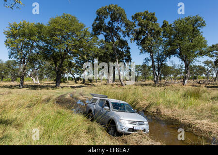 Südafrika, Botswana, Moremi Game Reserve, Vierrad Antrieb Safari LKW stecken im Schlamm überflutet Safari unterwegs in der Nähe von Xakanaxa Camp. Stockfoto