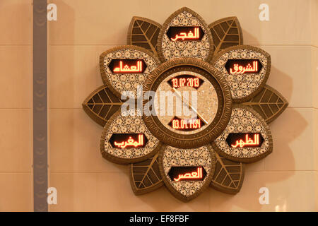 Islamische Gebet Uhr in Scheich Zayed bin Sultan al Nahyan Moschee (Moschee), Abu Dhabi, Vereinigte Arabische Emirate Stockfoto