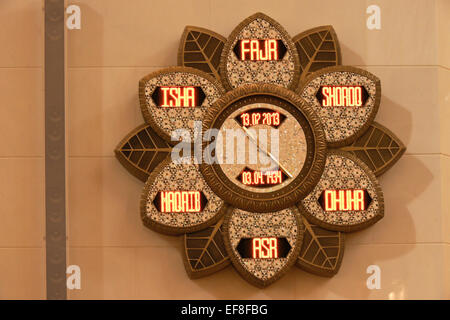 Islamische Gebet Uhr in Scheich Zayed bin Sultan al Nahyan Moschee (Moschee), Abu Dhabi, Vereinigte Arabische Emirate Stockfoto