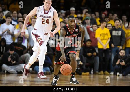 Chestnut Hill, Massachusetts, USA. 28. Januar 2015. Louisville Cardinals guard Chris Jones (3) Laufwerke, die der Ball bei den NCAA-Basketball-Spiel zwischen der Louisville Cardinals und des Boston College Eagles auf dem Conte Forum in Chestnut Hill, Massachusetts statt. Eric Canha/CSM/Alamy Live-Nachrichten Stockfoto