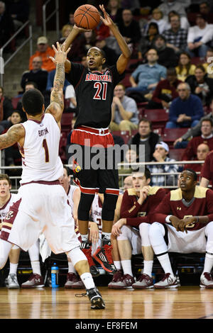 Chestnut Hill, Massachusetts, USA. 28. Januar 2015. Louisville Cardinals bewachen Shaqquan Aaron (21) und Boston College Eagles bewachen Dimitri Batten (1) im Spiel Action während der NCAA Basketball-Spiel zwischen den Louisville Cardinals und des Boston College Eagles statt auf dem Conte Forum in Chestnut Hill, Massachusetts. Eric Canha/CSM/Alamy Live-Nachrichten Stockfoto