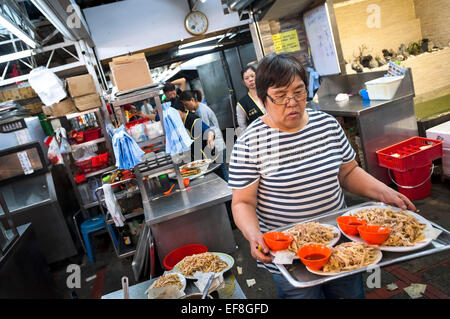 Kellner mit einem Tablett an Gerichten Wo Che Markt dai Pai Dong, Shatin, Hong Kong Stockfoto