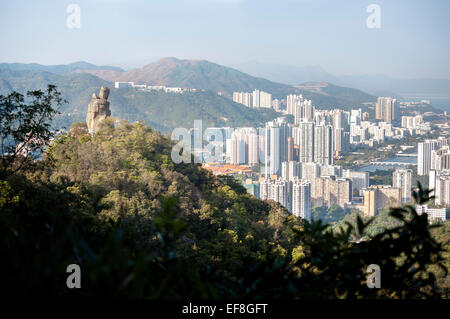 Amah Rock, mit Shatin New Town im Hintergrund, bei Lion Rock Country Park, Hong Kong Stockfoto