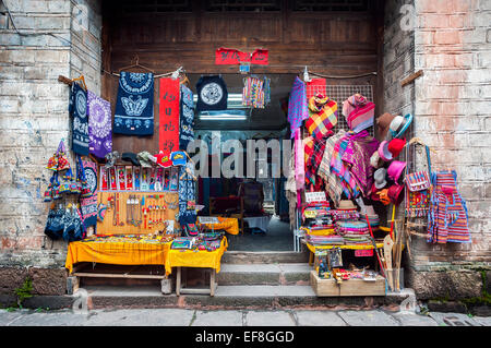 Straße in der alten Stadt fenghuang Stall, China, Verkauf von traditionellen handgemachten miao Kunsthandwerk Stockfoto