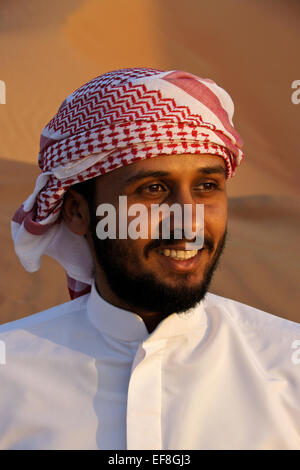 Arabische Mann in traditioneller Kleidung, Abu Dhabi, Vereinigte Arabische Emirate Stockfoto