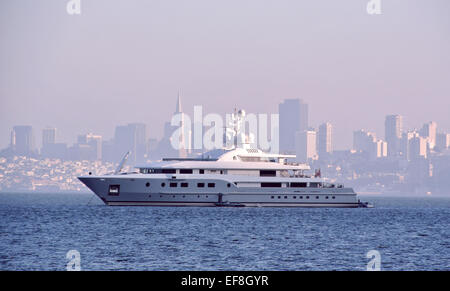 Ansicht der Superyacht Kogo Bucht von San Francisco Stockfoto