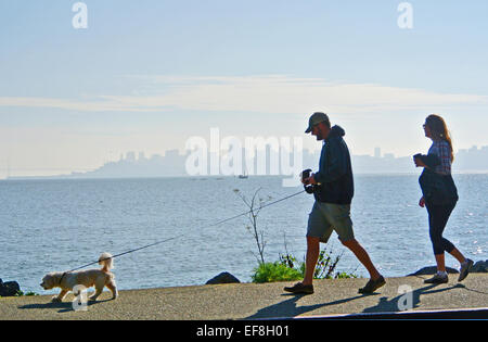 Mann und schwangere Frau Gassi gehen an der Uferpromenade in Sausalito Stockfoto