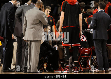 Chestnut Hill, Massachusetts, USA. 28. Januar 2015. Louisville Cardinals Cheftrainer Rick Pitino (sitzend links) Trainer, die das Team während der NCAA Basketball-Spiel zwischen der Louisville Cardinals und des Boston College Eagles auf dem Conte Forum in Chestnut Hill, Massachusetts statt. Louisville besiegt Boston College 81-72 in der regulären Spielzeit. Eric Canha/CSM/Alamy Live-Nachrichten Stockfoto