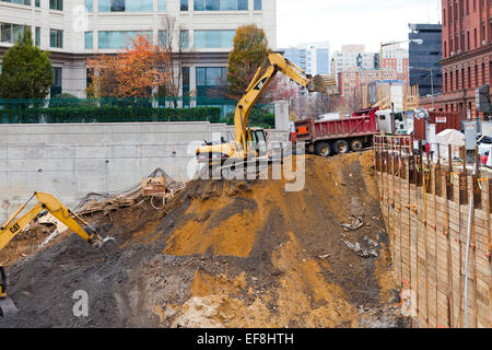 Bagger Graben Stiftung auf Baustelle - USA Stockfoto