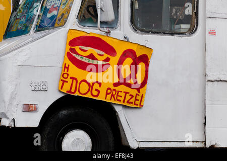 Handgemachte Hot Dog und Brezel anmelden Anbieter Imbisswagen - USA Stockfoto