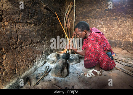 Masai Mann Kochen Stockfoto