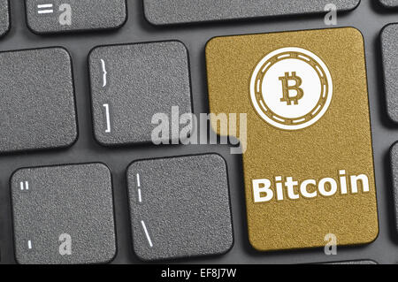 Goldene Bitcoin-Taste auf der Tastatur Stockfoto