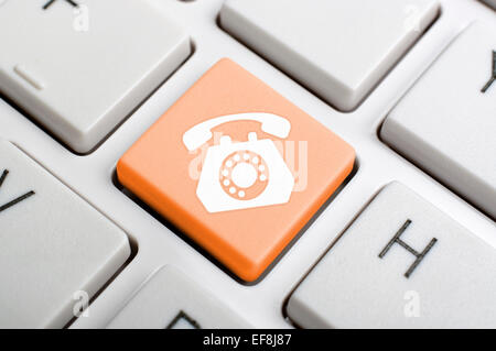 Orange Telefontaste auf der Tastatur Stockfoto