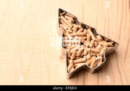 Holzpellets in einer Baumform mit Platz für Text oder Bild Stockfoto