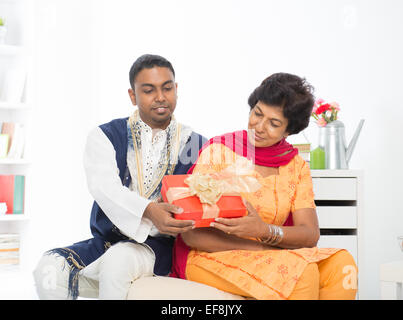 Reife indische Frau erhalten ein Geschenk von ihrem Sohn Stockfoto