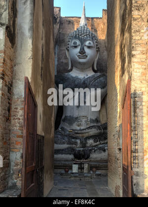 Beeindruckende Buddha-Statue im Wat Si Chum, Sukhothai, Thailand Stockfoto