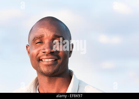 Lächelnd afrikanischen Mann mit Gold verziert, Zähne, Klein Aus, Namibia, Afrika Stockfoto
