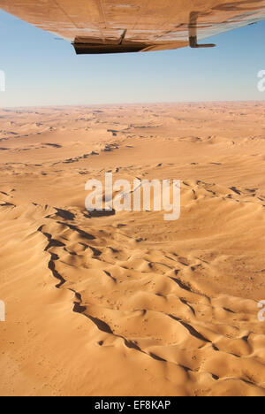 Flügel eines Flugzeugs fliegen über die Namib-Wüste, Namibia, Afrika Stockfoto