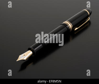 Montblanc - Meisterstück 149 Füllfederhalter eine klassische Design-Ikone mit schwarzem Kunstharz Körper und Gold Nib. Stockfoto